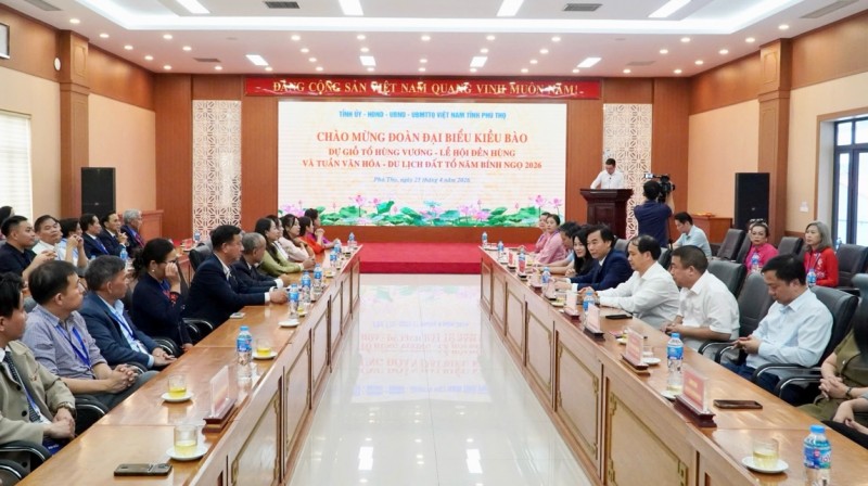 Kiều bào về đất tổ tưởng niệm các Vua Hùng