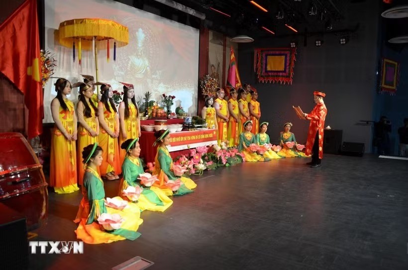 nghi thức đọc văn khấn trước bàn thờ Quốc Tổ. (