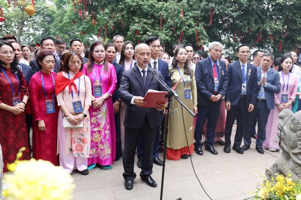 Đoàn kiều bào tiêu biểu báo cáo trước Điện Kính Thiên. (Ảnh: Báo Nhân Dân)