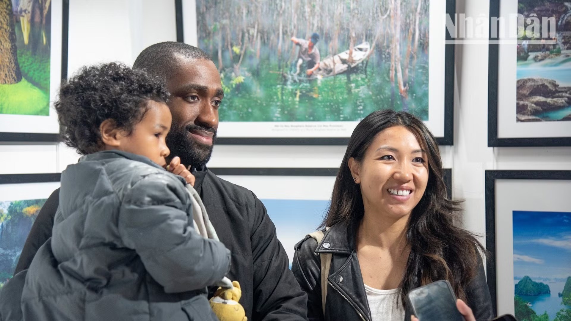 Gia đình chị Marika Phan tham dự Lễ Giỗ Tổ Hùng Vương do Trung tâm Văn hóa Việt Nam tại Pháp tổ chức ở Paris. (Ảnh: Báo Nhân Dân)