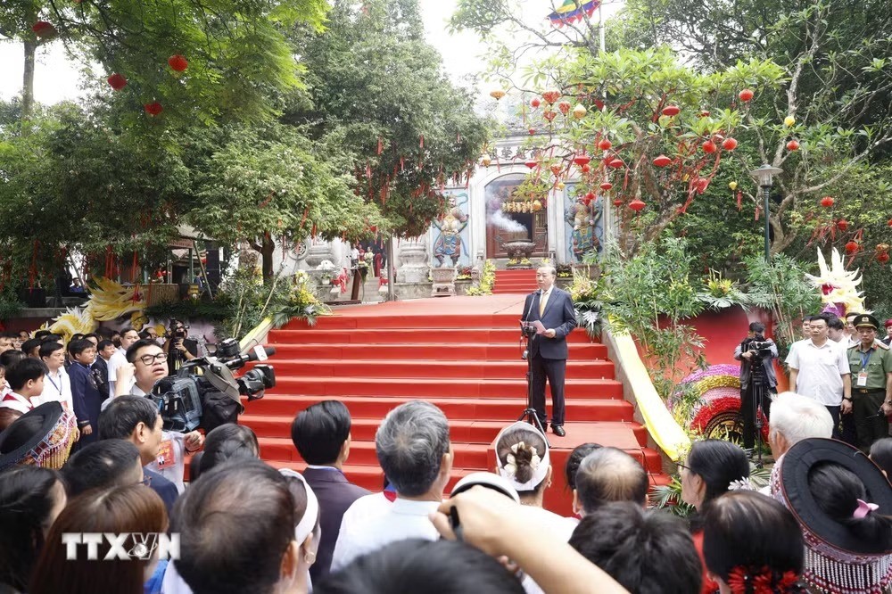 Tổng Bí thư, Chủ tịch nước Tô Lâm dâng hương tưởng niệm các Vua Hùng tại Phú Thọ