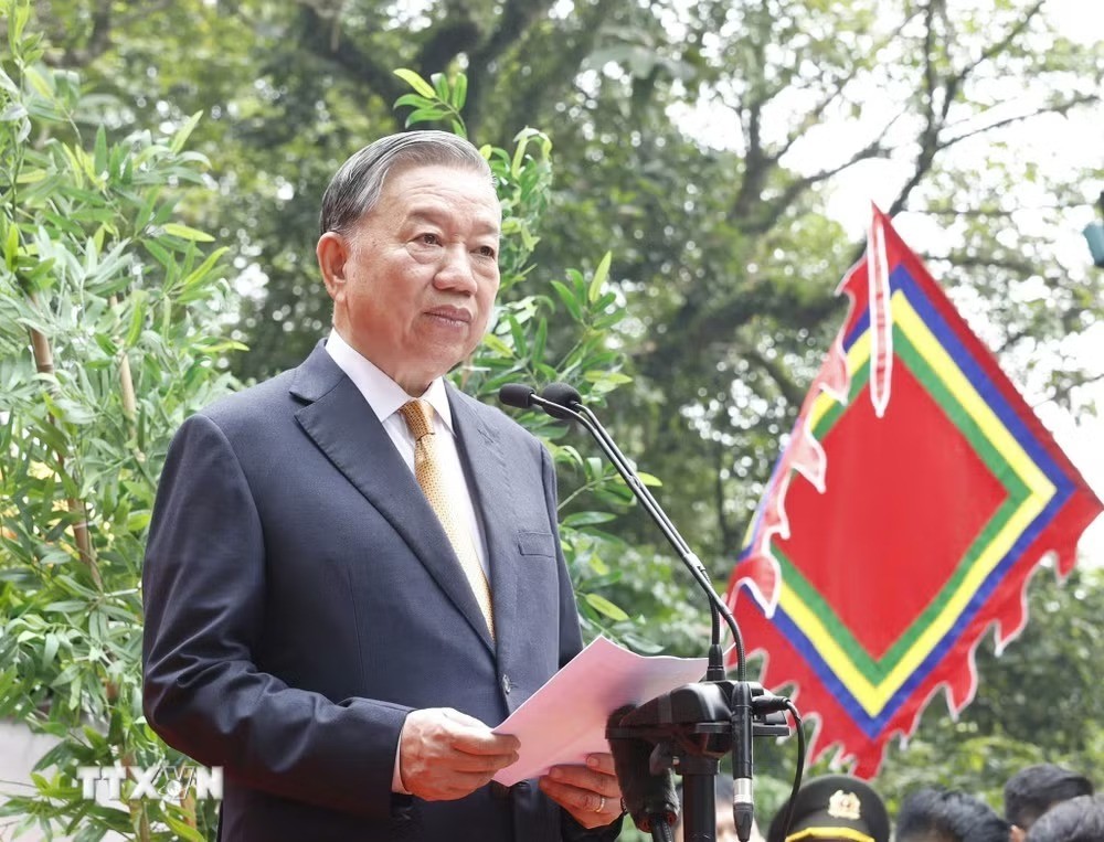 Tổng Bí thư, Chủ tịch nước Tô Lâm nói chuyện với các tầng lớp nhân dân tại Khu di tích lịch sử Quốc gia Đặc biệt Đền Hùng. (Ảnh: Thống Nhất/TTXVN)