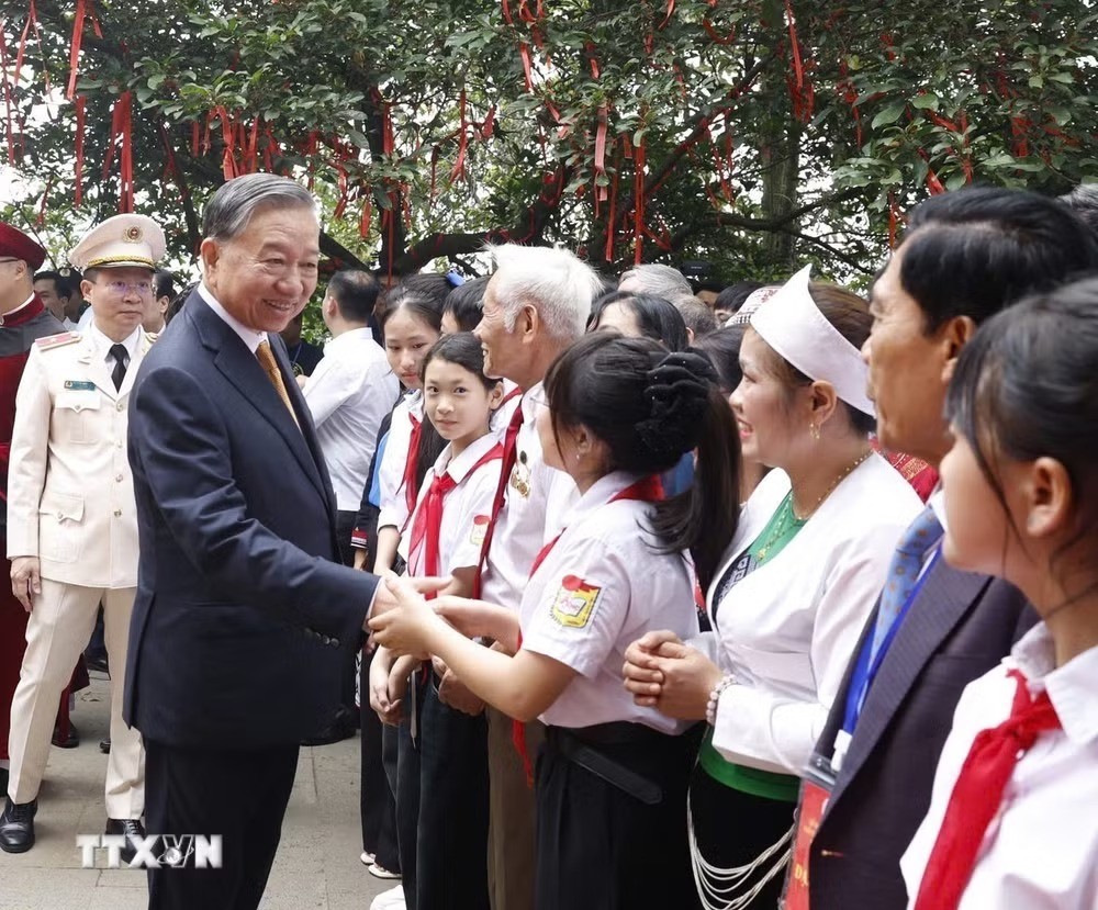 Tổng Bí thư, Chủ tịch nước Tô Lâm dâng hương tưởng niệm các Vua Hùng tại Phú Thọ