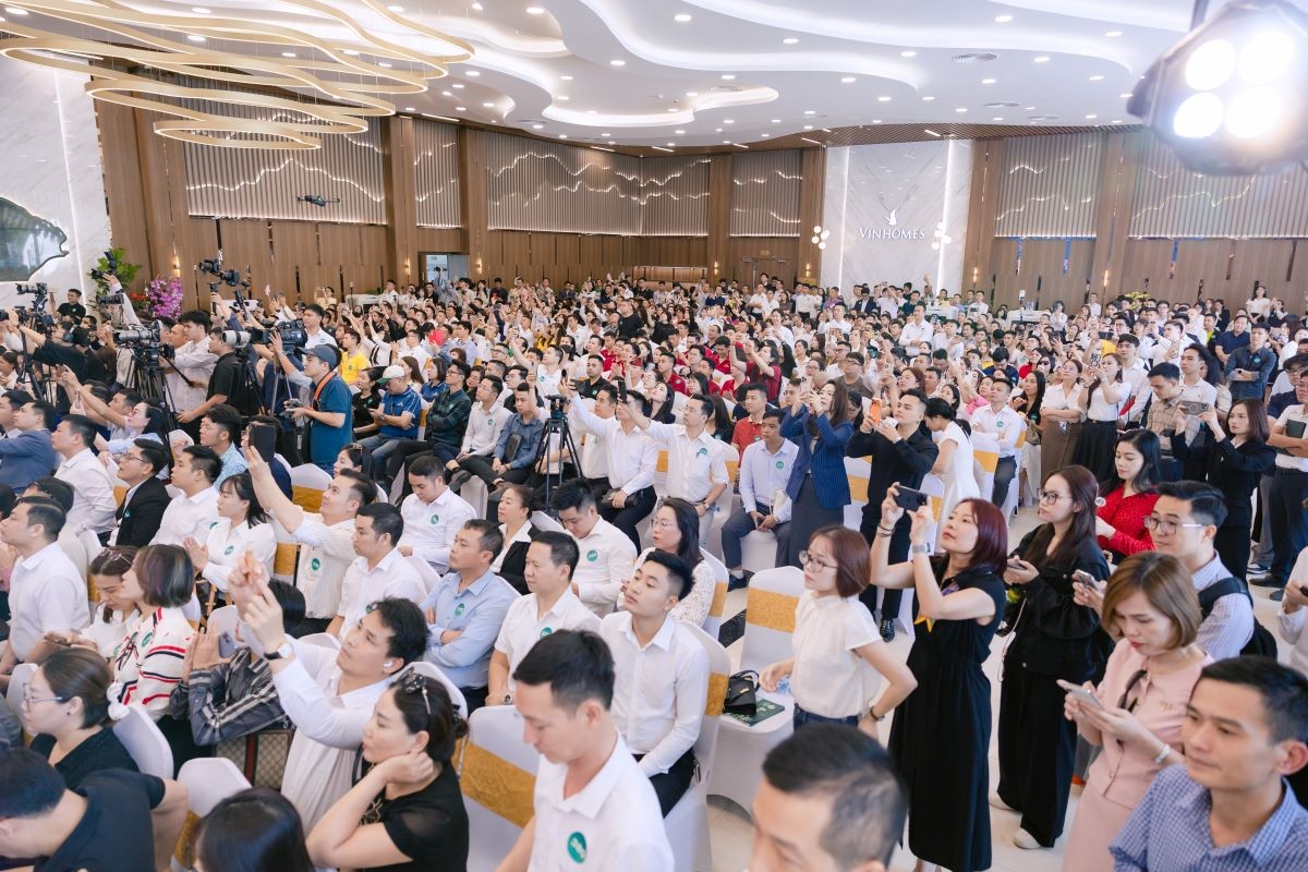 Khán phòng chật ních không còn chỗ trống tại sự kiện ra mắt Vinhomes Global Gate Hạ Long ngày 25/4