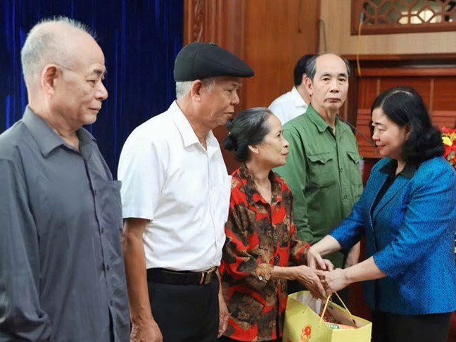 Bà Bùi Thị Minh Hoài, Ủy viên Bộ Chính trị, Bí thư Trung ương Đảng, Chủ tịch Ủy ban Trung ương MTTQ Việt Nam tặng quà gia đình chính sách, người nghèo, người có hoàn cảnh khó khăn trên địa bàn tỉnh Ninh Bình. (Ảnh: Thanh Tuấn/TTXVN) 