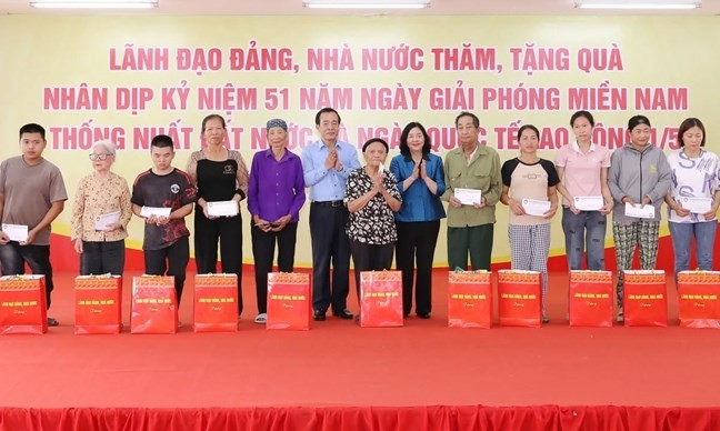 Chủ tịch Ủy ban Trung ương MTTQ Việt Nam Bùi Thị Minh Hoài trao quà cho các gia đình chính sách và người nghèo. 