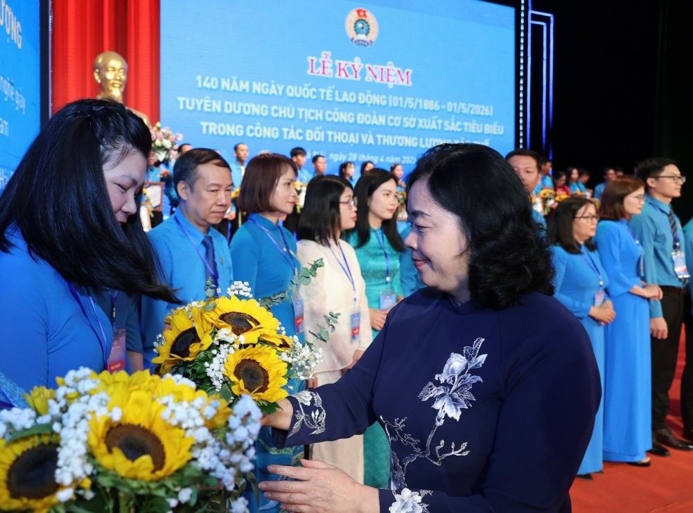 Hơn 1.000 đoàn viên, công nhân lao động diễu hành kỷ niệm 140 năm Ngày Quốc tế Lao động