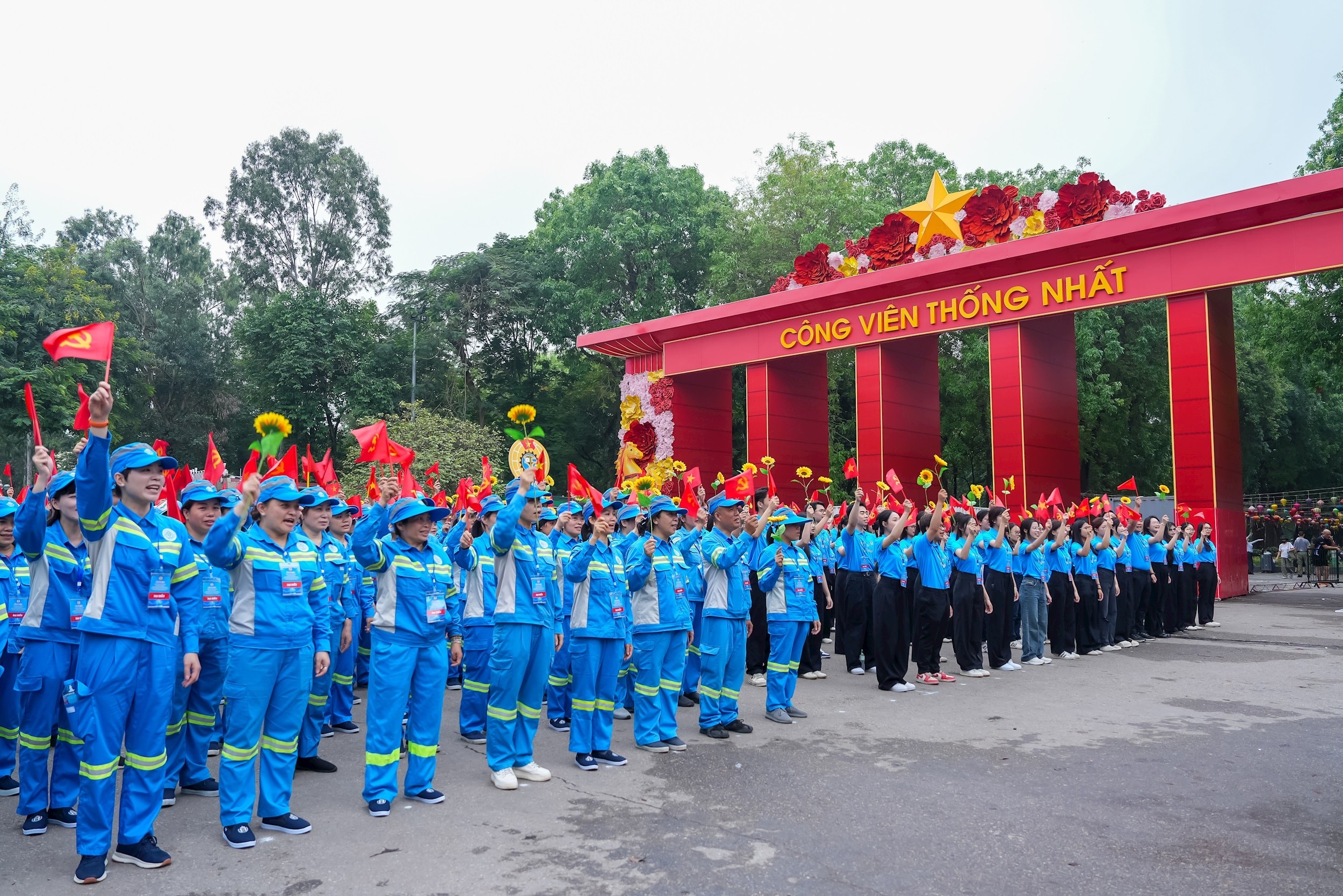 Hơn 1.000 đoàn viên, công nhân lao động diễu hành kỷ niệm 140 năm Ngày Quốc tế Lao động