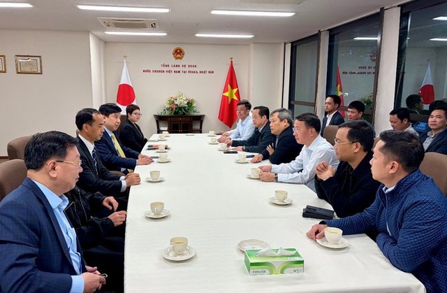 Quang cảnh buổi làm việc với Tổng Lãnh sự quán Việt Nam tại Osaka chiều 26/4. (Ảnh: T.L)