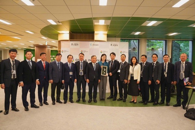 Chủ tịch UBND TP. Hà Nội Vũ Đại Thắng cùng Đoàn công tác tại Trung tâm đổi mới sáng tạo Osaka Innovation Hub (OIH). (Ảnh: T.L)