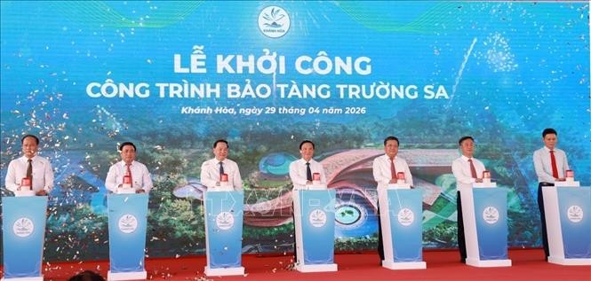 Các đại biểu ấn nút khởi công. Ảnh: Xuân Triệu/TTXVN