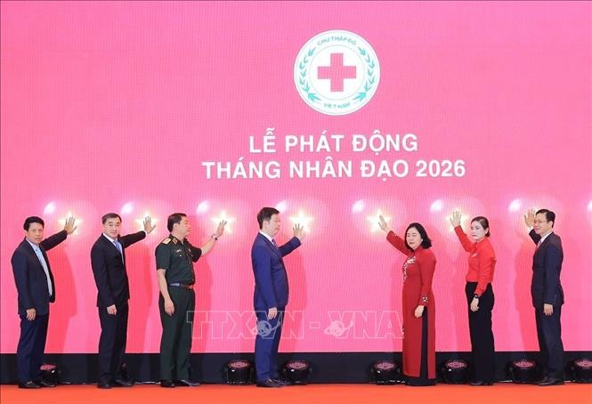 Các đại biểu thực hiện nghi lễ phát động Tháng nhân đạo năm 2026. Ảnh: Hoàng Hiếu/TTXVN