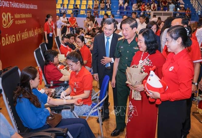 Chủ tịch Uỷ ban Trung ương Mặt trận Tổ quốc Việt Nam Bùi Thị Minh Hoài tặng quà cho người tham gia hiến máu tại chương trình. Ảnh: Hoàng Hiếu/TTXVN