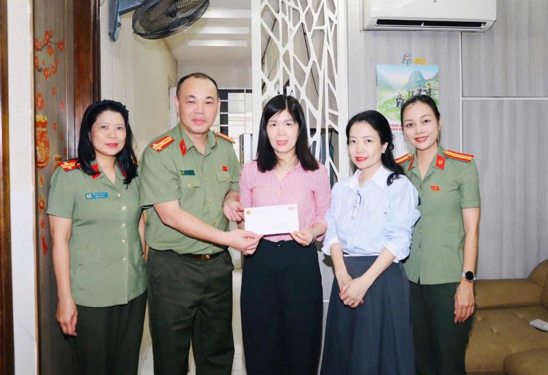 Đoàn công tác trao tặng quà hỗ trợ hai con của Liệt sĩ Nguyễn Văn Út