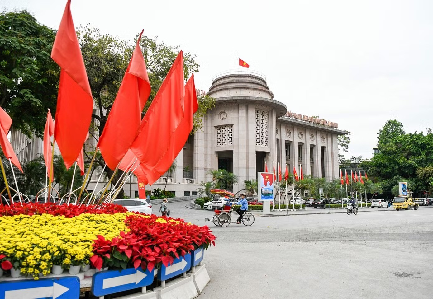 Khu vực trước trụ sở Ngân hàng Nhà nước Việt Nam được trang hoàng với hàng cờ đỏ sao vàng, cờ búa liềm  nhân dịp 51 năm Ngày Giải phóng miền Nam, thống nhất đất nước và Quốc tế Lao động 1/5.