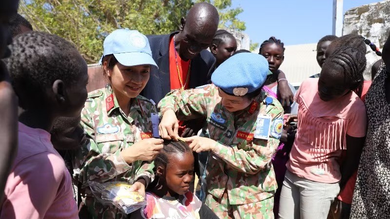 Lực lượng mũ nồi xanh Việt Nam luôn thân thiện, gần gũi và được người dân địa phương yêu mến. (Ảnh: Đội Công binh)