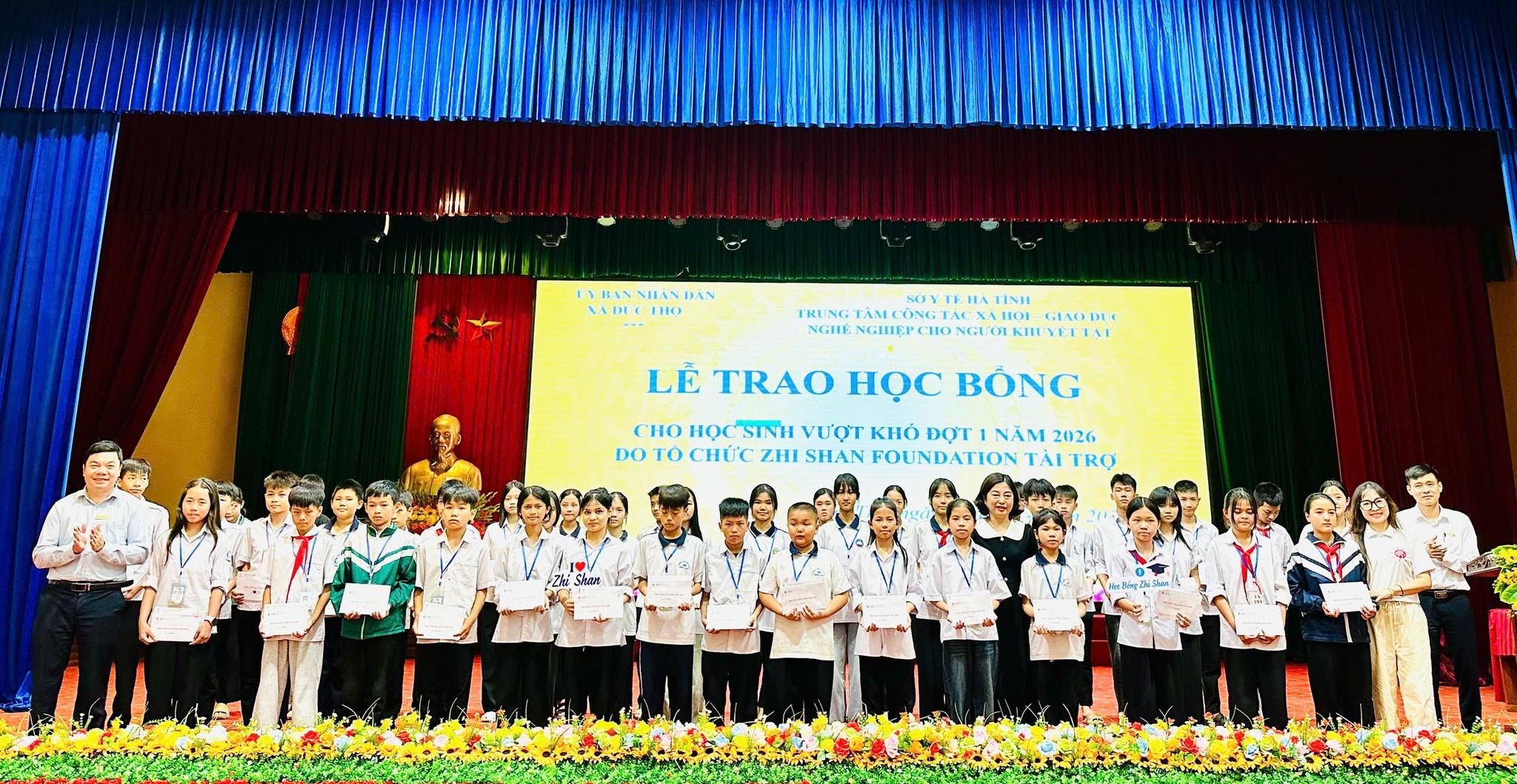 học sinh có hoàn cảnh khó khăn tại Hà Tĩnh được trao học bổng từ tổ chức Zhi Shan Foundation