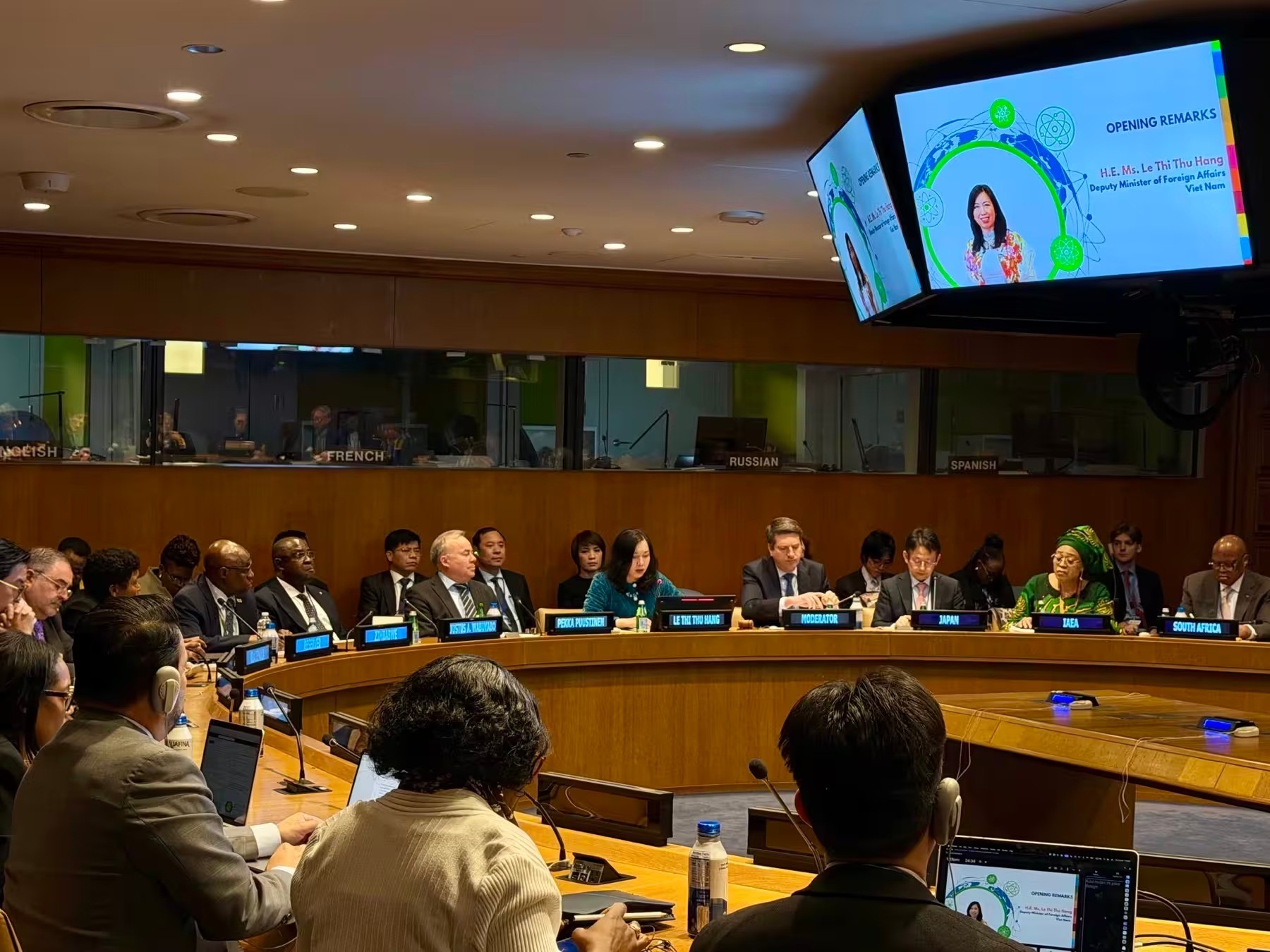 Thứ trưởng Ngoại giao Lê Thị Thu Hằng, Trưởng đoàn Việt Nam tham dự Hội nghị kiểm điểm NPT lần thứ 11 phát biểu khai mạc tại Tọa đàm. (Ảnh: TTXVN phát)