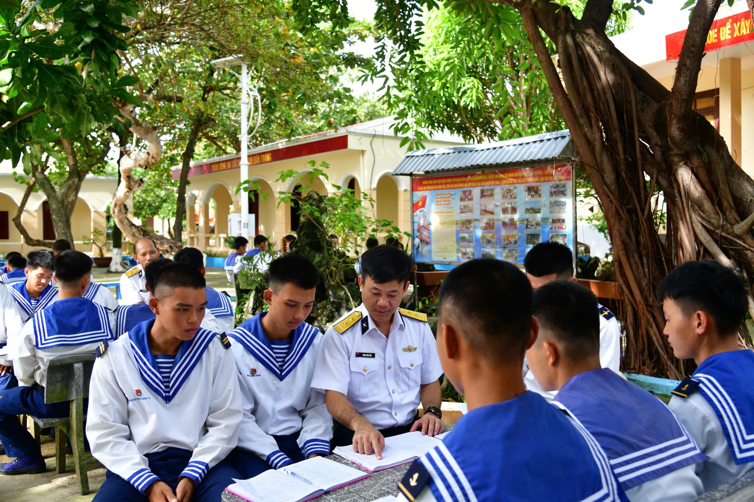 Quân, dân Trường Sa sôi nổi chào mừng ngày 30/4 và 1/5