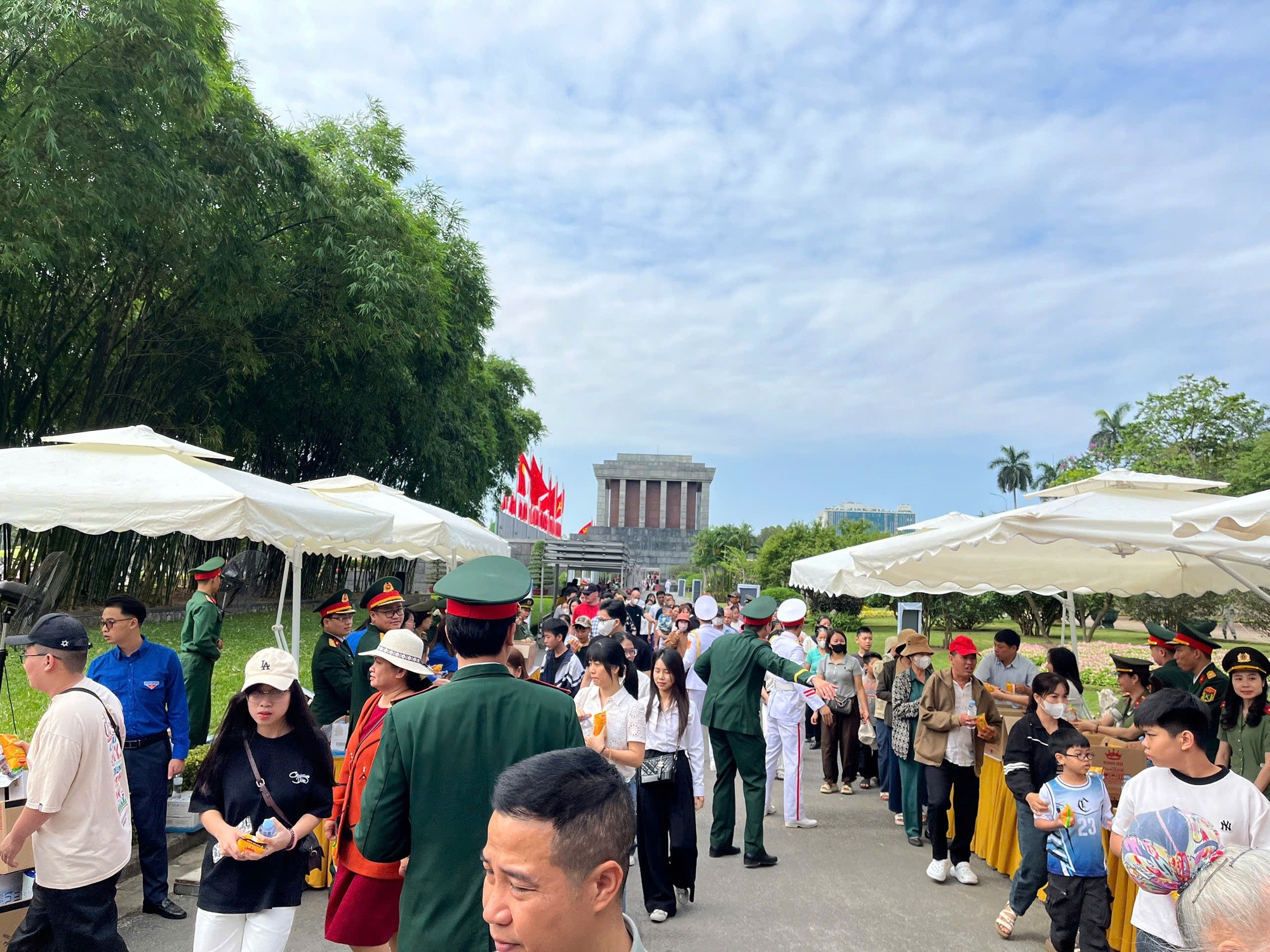 Bộ Tư lệnh Lăng Chủ tịch Hồ Chí Minh phối hợp với Sở Du lịch Hà Nội bố trí các suất quà dành cho nhân dân và du khách tham quan dịp lễ 30/4 - 1/5. (Ảnh: Cục Du lịch Quốc gia Việt Nam)