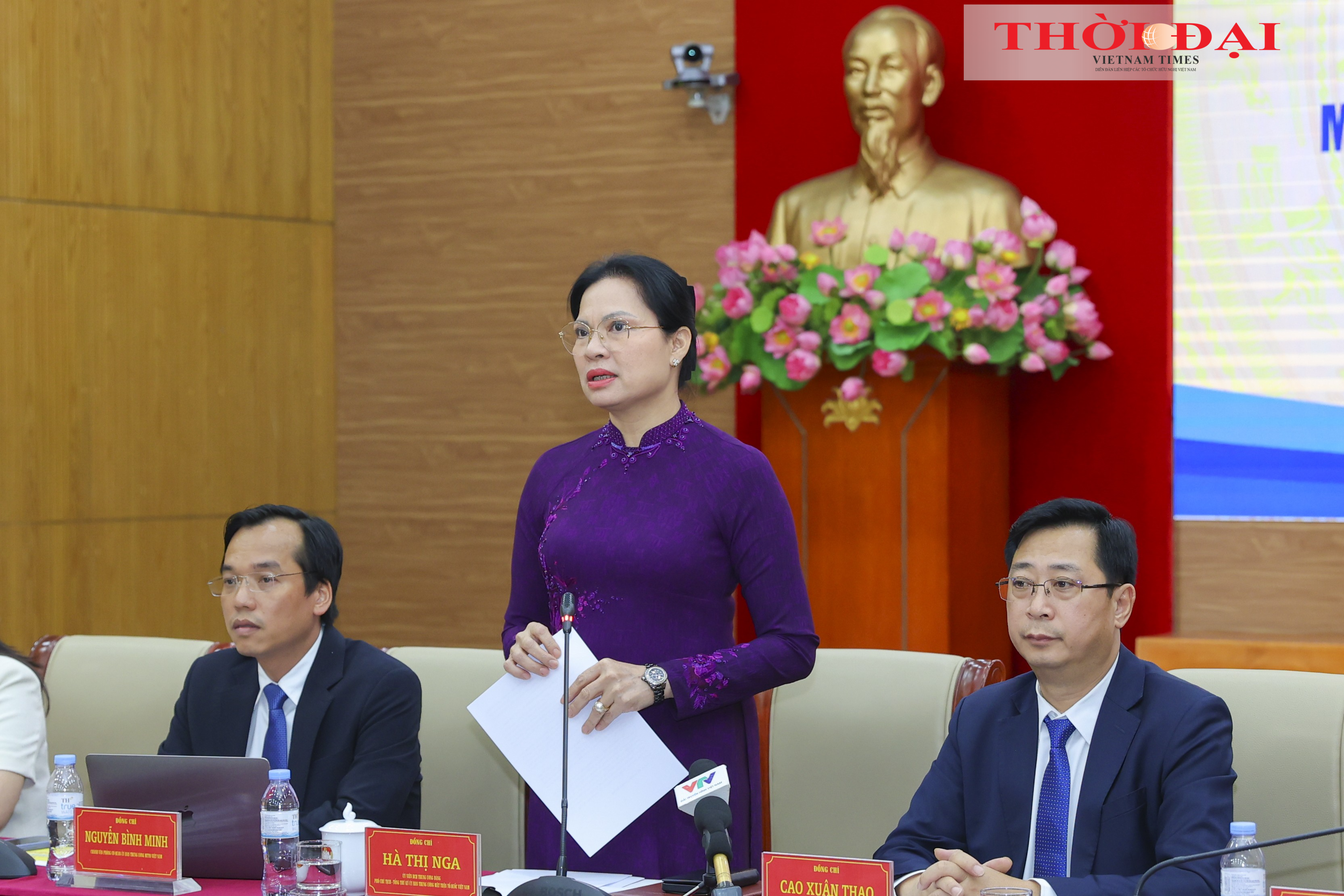 bà Hà Thị Nga, Ủy viên Ban Chấp hành Trung ương Đảng, Phó Chủ tịch - Tổng Thư ký Ủy ban Trung ương Mặt trận Tổ quốc (MTTQ) Việt Nam phaát biểu tại họp báo. (Ảnh: Đinh Hòa)