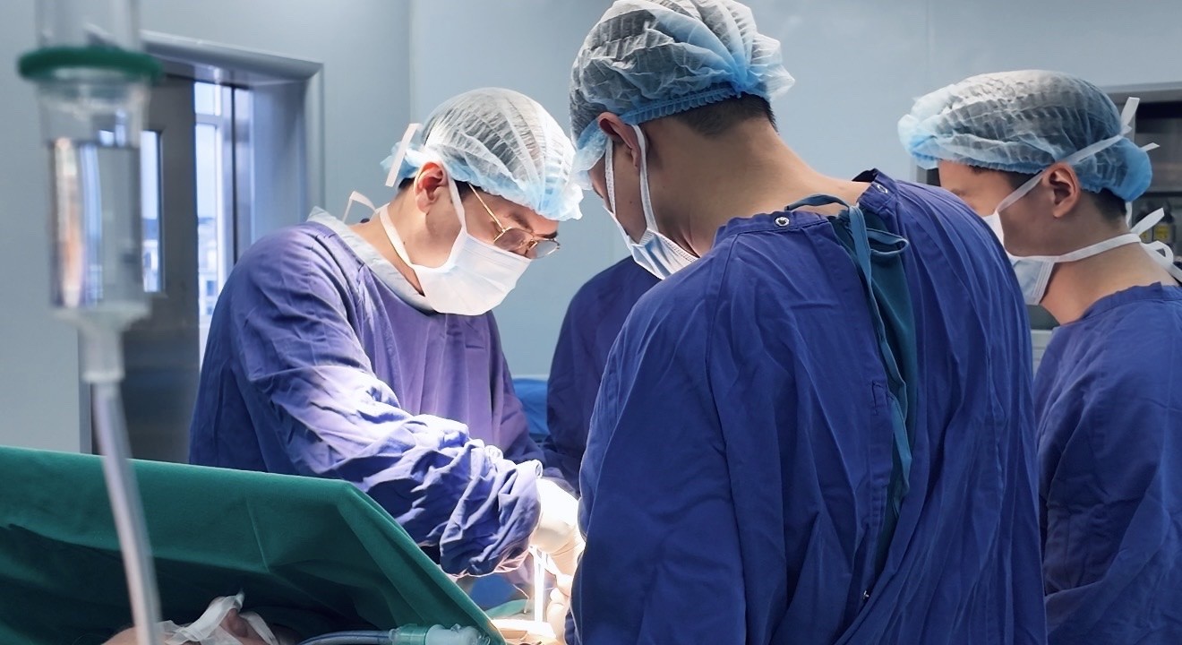 Cứu sống bệnh nhân người Anh có dạ dày “lạc chỗ” lên lồng ngực