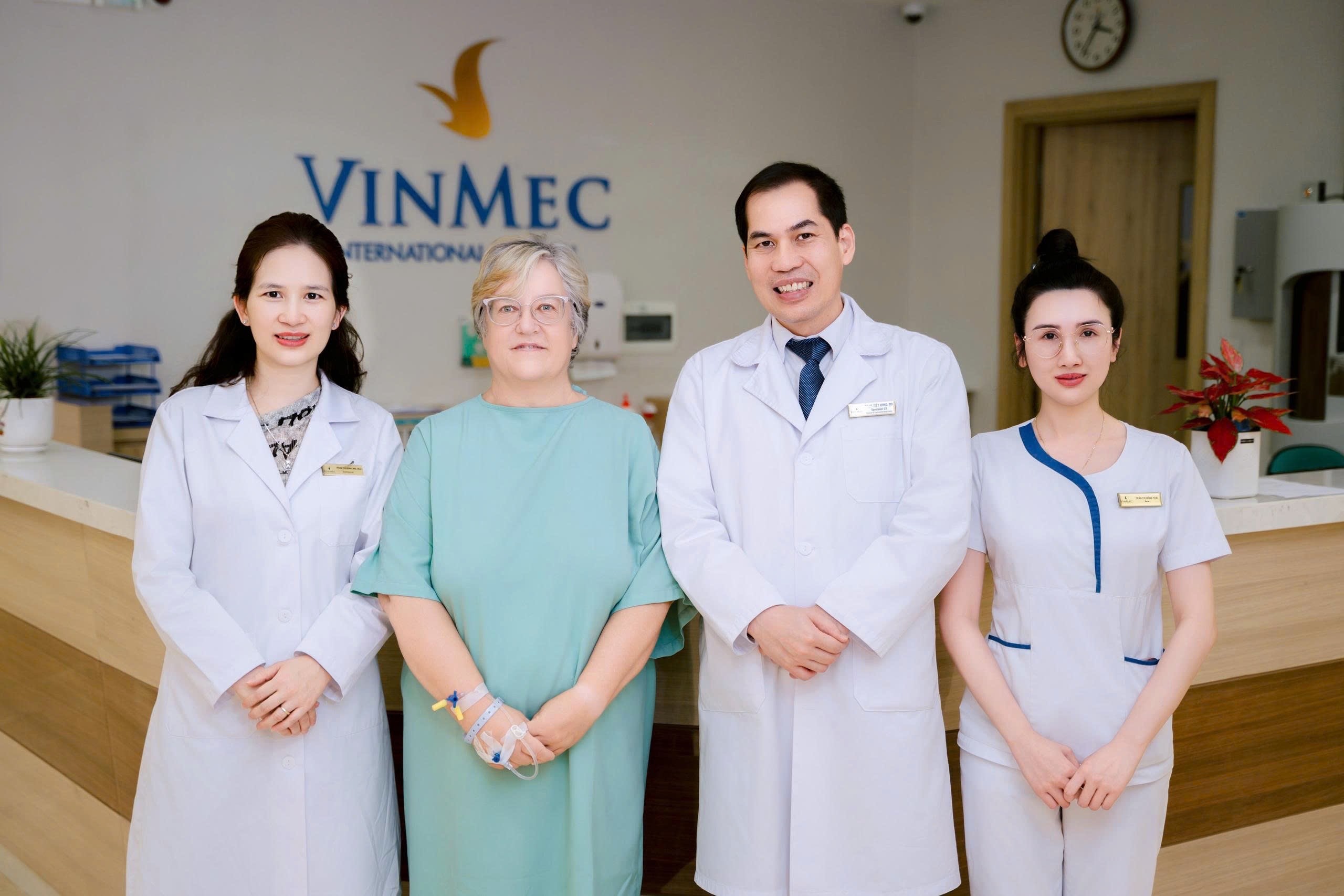 Cứu sống bệnh nhân người Anh có dạ dày “lạc chỗ” lên lồng ngực