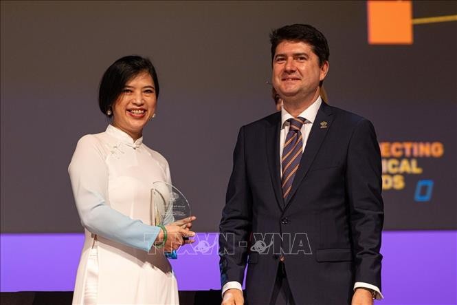 Giáo sư Nguyễn Thị Kim Thanh nhận Giải thưởng “Phụ nữ xuất sắc trong lĩnh vực hóa học hoặc kỹ thuật hóa học năm 2023” do Chủ tịch IUPAC trao, tại Den Haag (Hà Lan), tháng 8/2023. Ảnh: TTXVN phát Giáo sư Nguyễn Thị Kim Thanh nhận Giải thưởng “Phụ nữ xuất sắc trong lĩnh vực hóa học hoặc kỹ thuật hóa học năm 2023” do Chủ tịch IUPAC trao, tại Den Haag (Hà Lan), tháng 8/2023. Ảnh: TTXVN phát