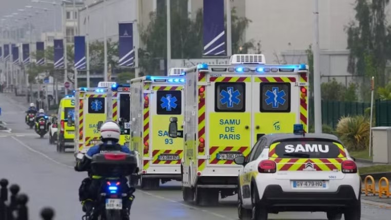 Xe cứu thương chở bệnh nhân có triệu chứng nghi nhiễm virus Hanta từ sân bay Bourget ở ngoại ô Paris tới bệnh viện Bichat ngày 10/5. (Ảnh: Báo Nhân dân)