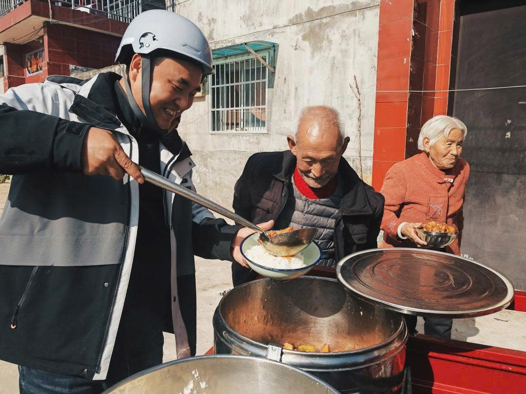 “Bí thư thôn giao cơm 2 tệ” trong vùng núi Thiểm Tây