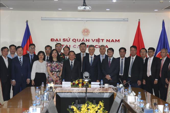 Trưởng Ban Tuyên giáo và Dân vận Trung ương gặp gỡ cộng đồng người Việt Nam tại Campuchia