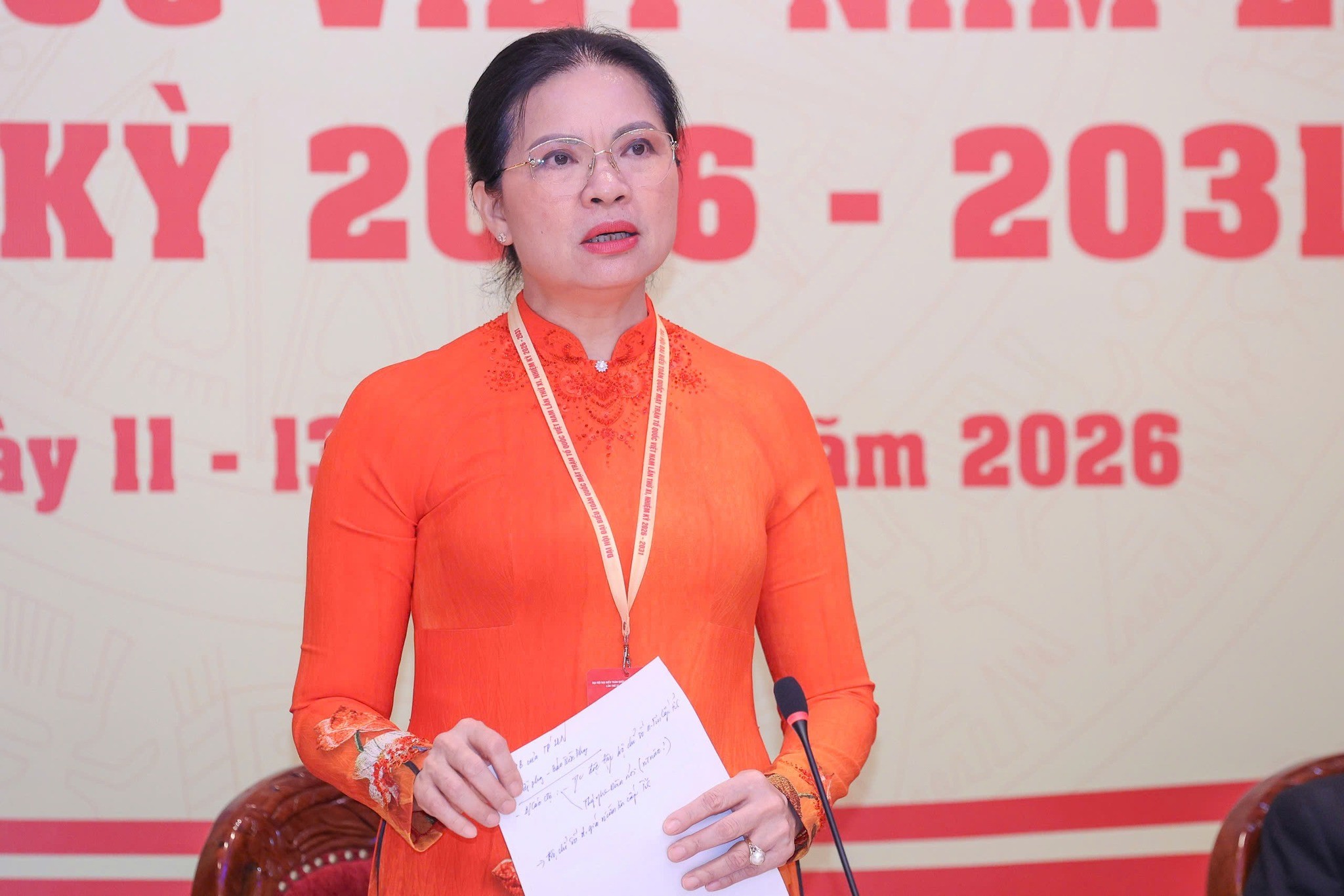 Phó Chủ tịch - Tổng Thư ký Ủy ban Trung ương MTTQ Việt Nam Hà Thị Nga trao đổi tại họp báo. (Ảnh: MTTQ Việt Nam)