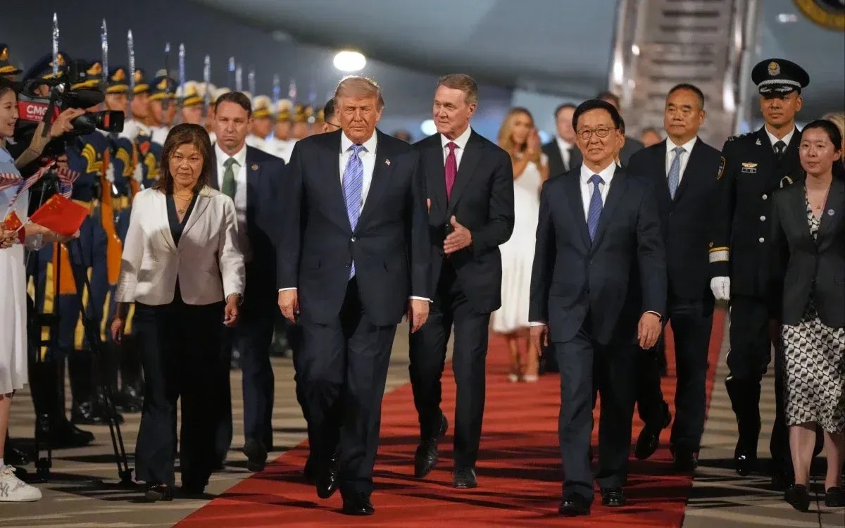 Lễ đón Tổng thống Mỹ Donald Trump tại sân bay quốc tế thủ đô Bắc Kinh, Trung Quốc ngày 13.5  ẢNH: REUTERS