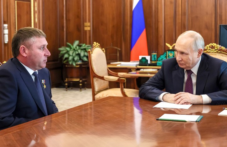 Tổng thống Nga Vladimir Putin (phải) gặp ông Alexander Shuvayev, quyền thống đốc của vùng Belgorod, tại Matxcơva vào ngày 13-5 - Ảnh: SPUTNIK