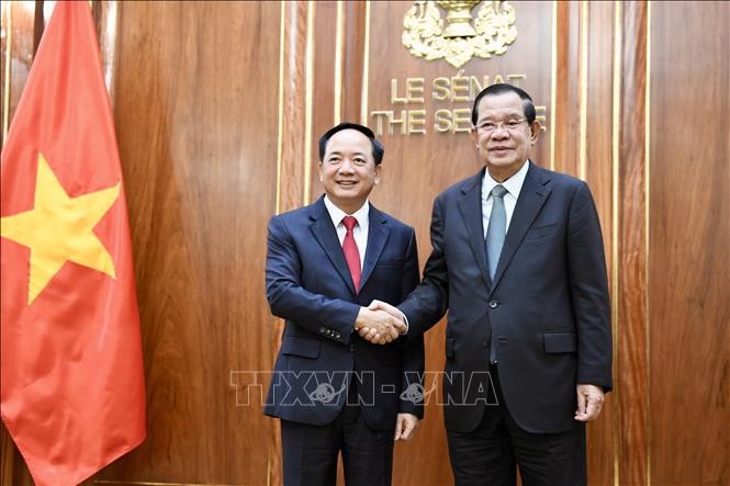 Chủ tịch CPP, Chủ tịch Thượng viện Campuchia Samdech Techo Hun Sen (phải) đón Trưởng Ban Tuyên giáo và Dân vận Trung ương Trịnh Văn Quyết tại trụ sở Thượng viện Campuchia. Ảnh: Chủ tịch CPP, Chủ tịch Thượng viện Campuchia Samdech Techo Hun Sen (phải) đón Trưởng Ban Tuyên giáo và Dân vận Trung ương Trịnh Văn Quyết tại trụ sở Thượng viện Campuchia. Ảnh: