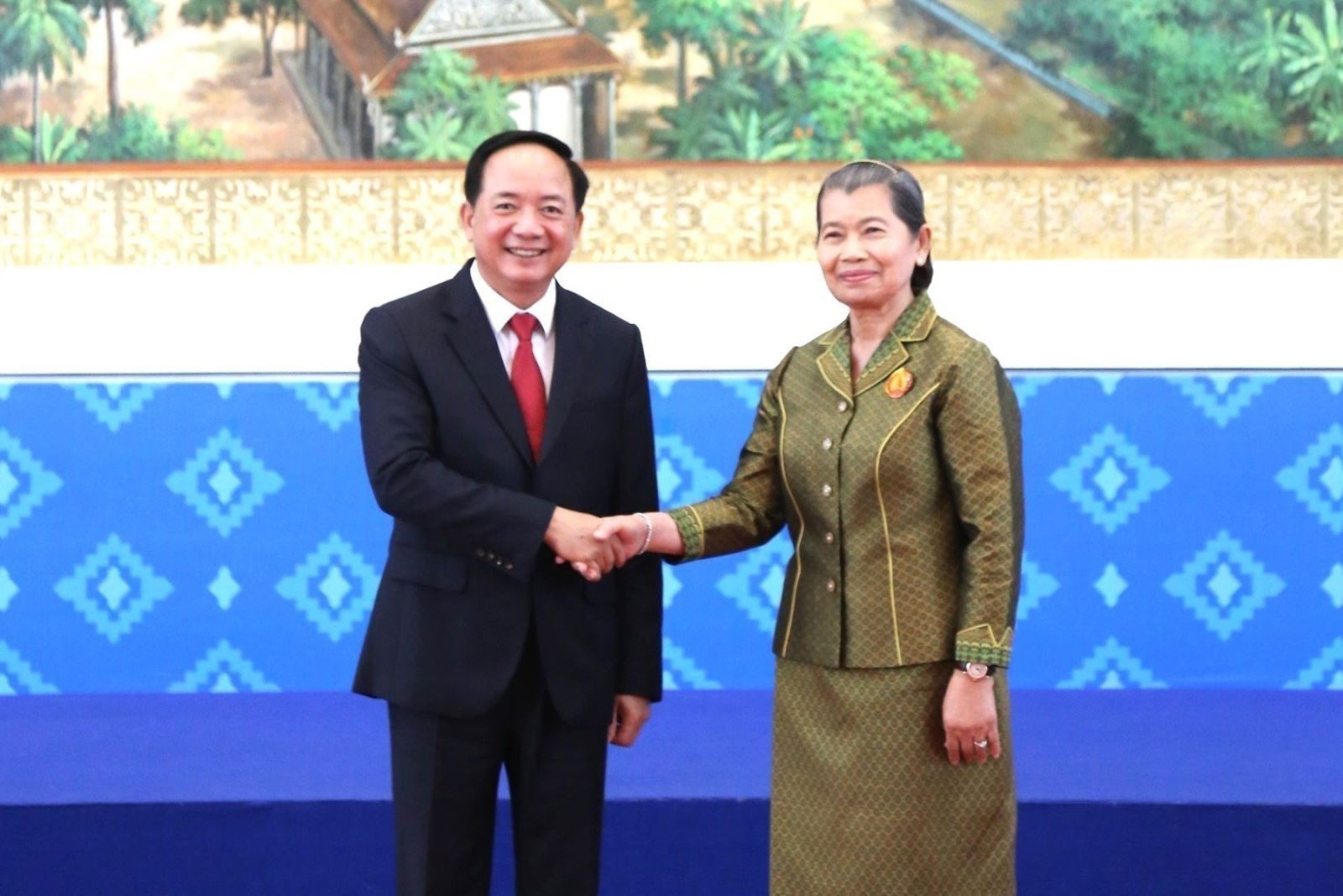 Phó Chủ tịch, Trưởng Ban Dân vận Trung ương Đảng Nhân dân Campuchia (CPP) Samdech Kitti Sangahapundit Men Sam An (bên phải) đón Trưởng Ban Tuyên giáo và Dân vận Trung ương Đảng Cộng sản Việt Nam Trịnh Văn Quyết. Phó Chủ tịch, Trưởng Ban Dân vận Trung ương Đảng Nhân dân Campuchia (CPP) Samdech Kitti Sangahapundit Men Sam An (bên phải) đón Trưởng Ban Tuyên giáo và Dân vận Trung ương Đảng Cộng sản Việt Nam Trịnh Văn Quyết.