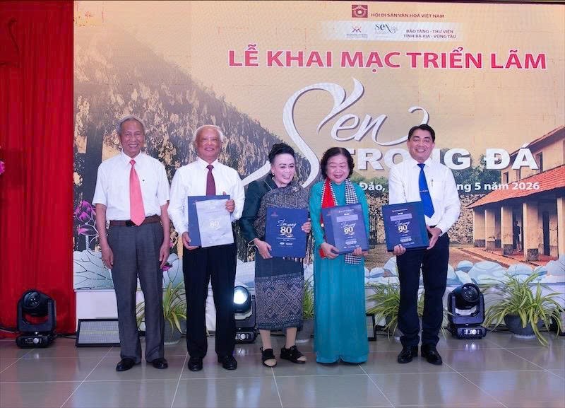  Uông Chu Lưu tham dự Lễ khai mạc Triển lãm Sen trong đá tại Bảo tàng Côn Đảo