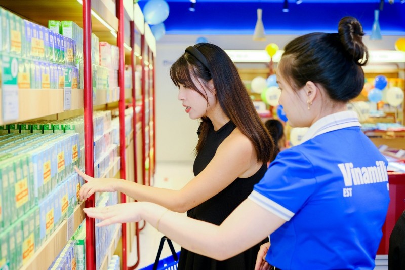  Hình 1: Người tiêu dùng cẩn thận trong việc lựa chọn sữa cho gia đình. Ảnh: Vi Nam