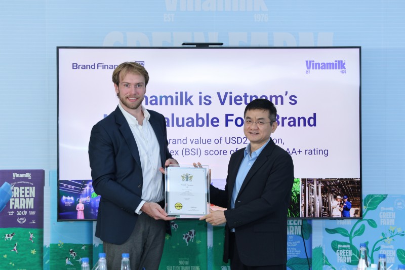  Hình 2: Ông Nguyễn Quang Trí, Giám đốc Điều hành Marketing Vinamilk, nhận chứng nhận Top 100 thương hiệu giá trị nhất Việt Nam từ đại diện Brand Finance. Ảnh: Vi Nam