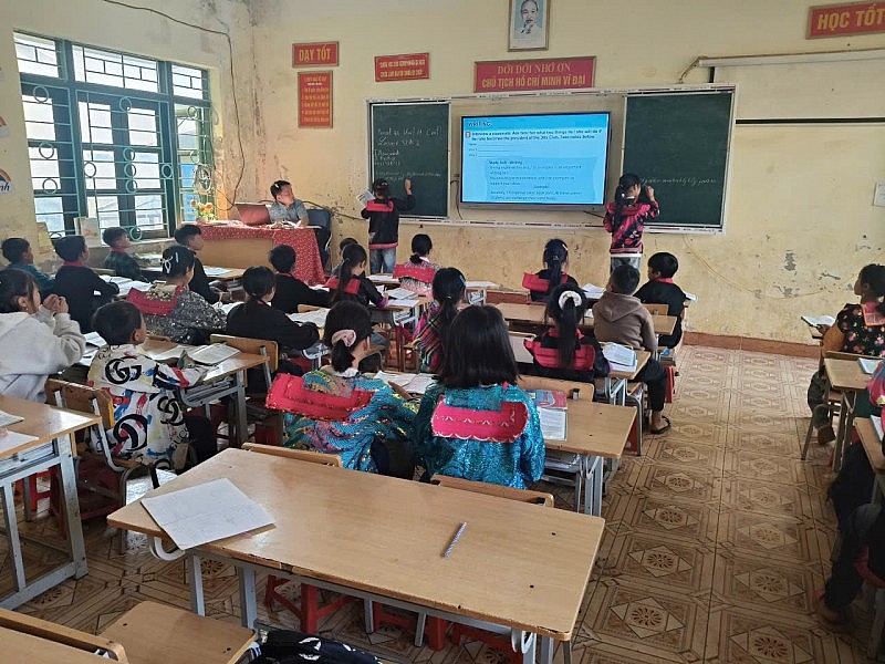 Giữ lớp học sáng đèn nơi vùng cao Sín Chải