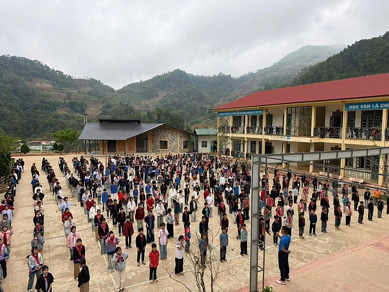 Giữ lớp học sáng đèn nơi vùng cao Sín Chải