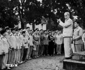 Ánh sáng Hồ Chí Minh soi đường cho chúng ta đi