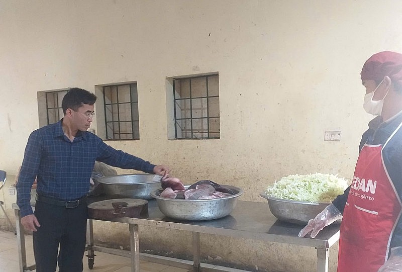 Bữa ăn học đường vùng cao: Giữ an toàn thực phẩm từ căn bếp bán trú