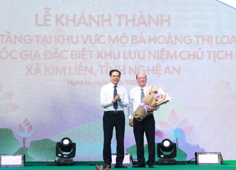 Ông Võ Trọng Hải - Phó Bí thư Tỉnh ủy, Chủ tịch UBND tỉnh Nghệ An tặng hoa cảm ơn Tập đoàn T&T Group - đơn vị tài trợ kinh phí xây dựng Công trình Thác 9 tầng