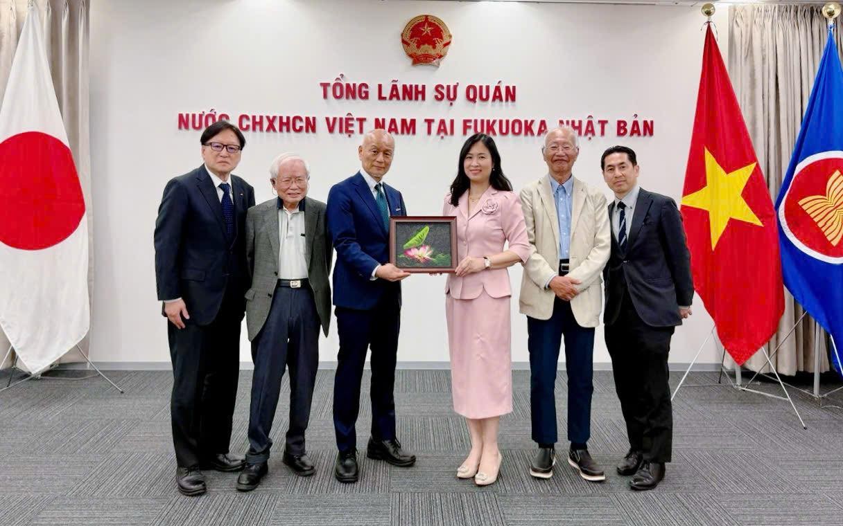 Tổng Lãnh sự Trịnh Thị Mai Phương đã tiếp và làm việc với Hội Hữu nghị Nhật Bản - Việt Nam Chi hội Fukuoka. Tổng Lãnh sự Trịnh Thị Mai Phương đã tiếp và làm việc với Hội Hữu nghị Nhật Bản - Việt Nam Chi hội Fukuoka.