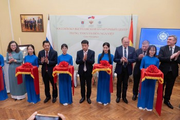 ra mat tu sach tieng viet tai trung tam van hoa nga viet