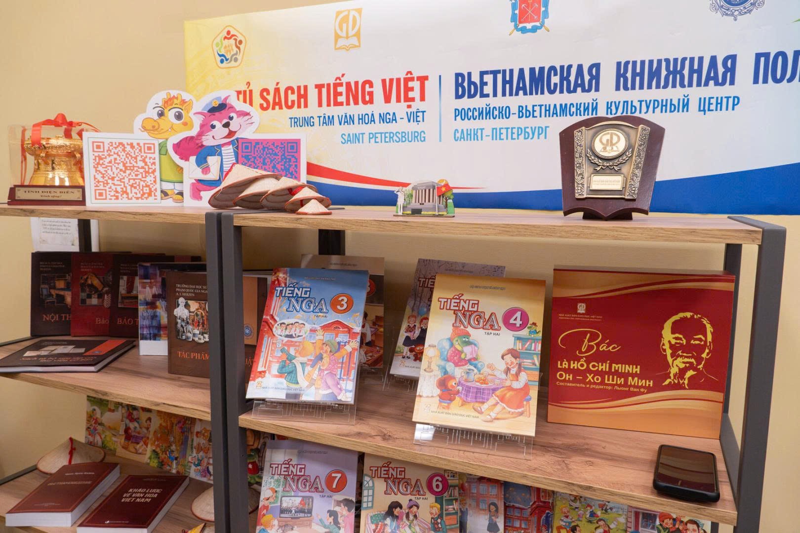 Ra mắt “Tủ sách Việt Nam” tại Trung tâm Văn hoá Nga – Việt Ra mắt “Tủ sách Việt Nam” tại Trung tâm Văn hoá Nga – Việt