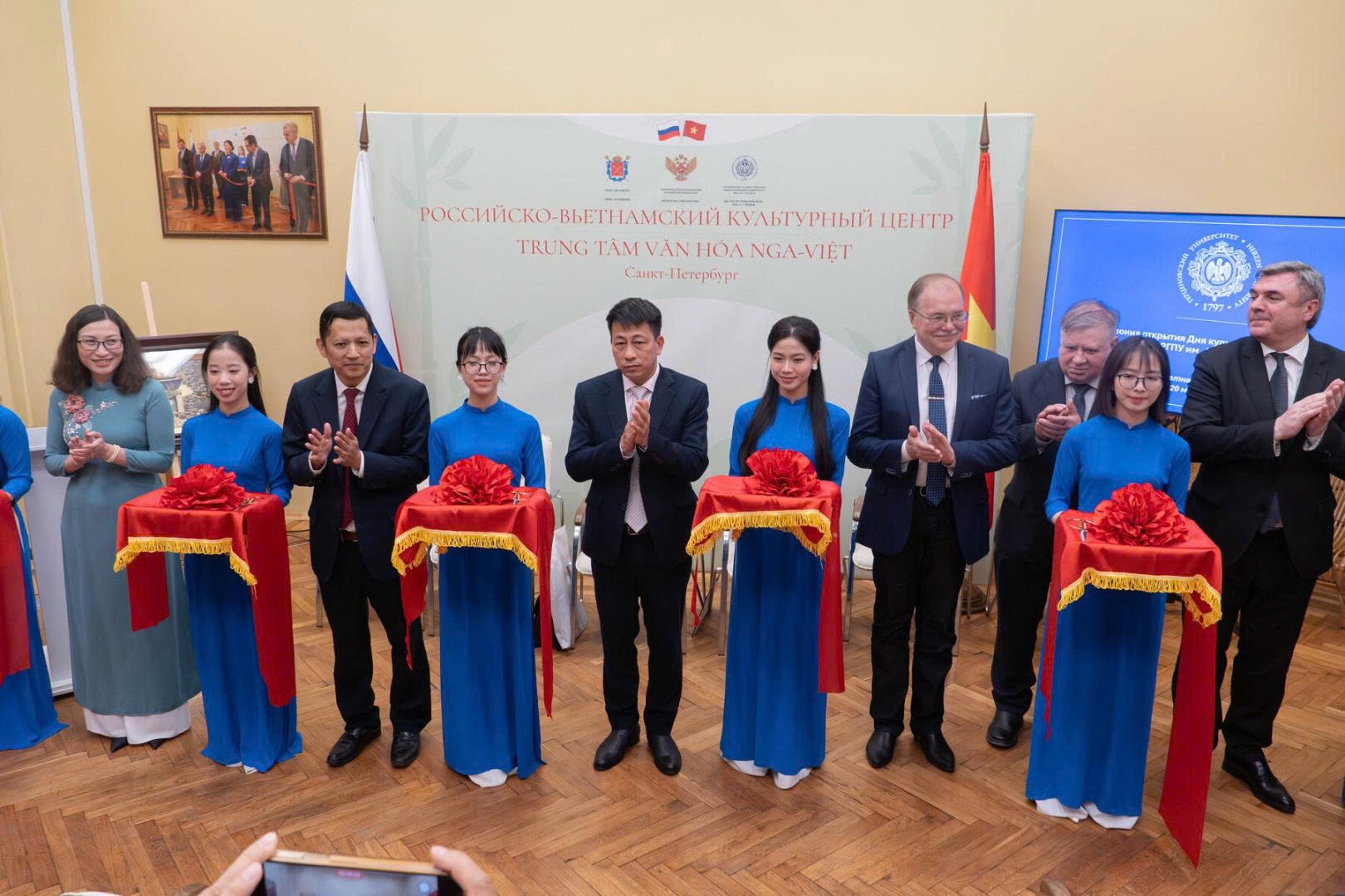 Ra mắt “Tủ sách Việt Nam” tại Trung tâm Văn hoá Nga – Việt Ra mắt “Tủ sách Việt Nam” tại Trung tâm Văn hoá Nga – Việt