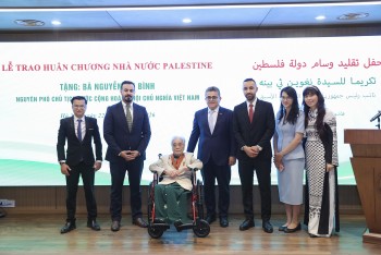 nguyen pho chu tich nuoc nguyen thi binh nhan huan chuong ngoi sao cong trang cua nha nuoc palestine