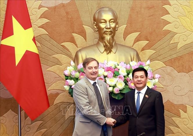 Phó Chủ tịch Quốc hội Nguyễn Hồng Diên và Chủ tịch EuroCham Bruno Jaspaert. Ảnh: Tuấn Anh/TTXVN Phó Chủ tịch Quốc hội Nguyễn Hồng Diên và Chủ tịch EuroCham Bruno Jaspaert. Ảnh: Tuấn Anh/TTXVN